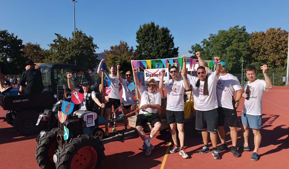 Teamfoto mit Traktor