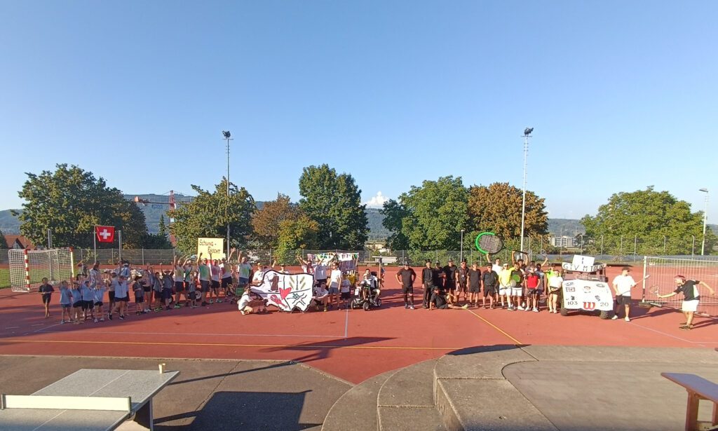 Gruppenfoto mit allen Wagen am Grümpeli