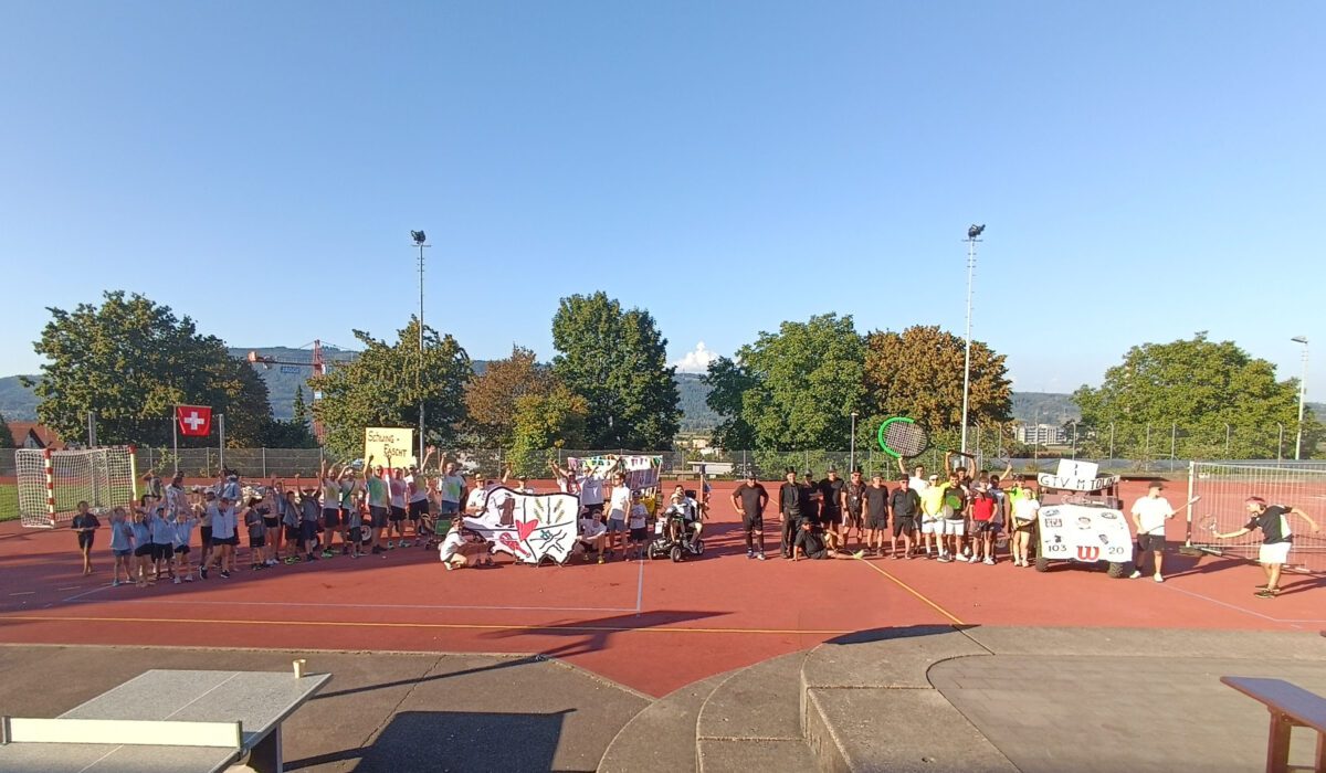 Gruppenfoto mit allen Wagen am Grümpeli
